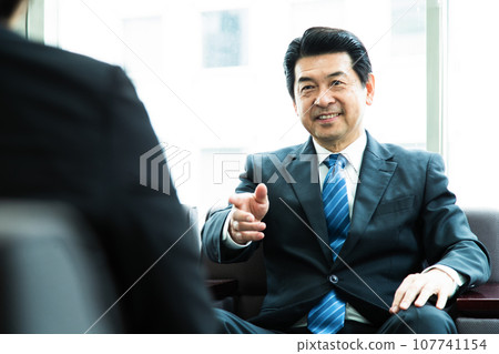 Managers having business negotiations in the reception room of the office 107741154