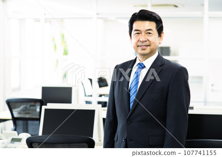 在辦公室工作的中階管理商人 107741155