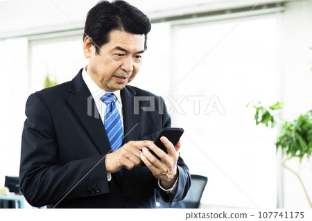 在辦公室工作的中階管理商人 107741175