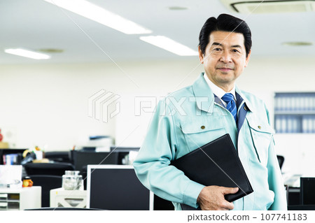 Middle-aged businessman in work clothes working in the office 107741183