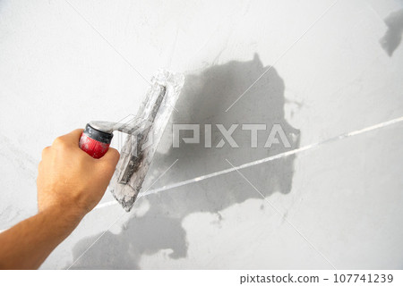 applying decorative concrete to the wall 107741239