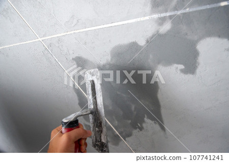 applying decorative concrete to the wall 107741241