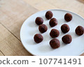 白盤上的棗球，純素糖果 107741491