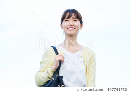 年輕女子藍天 107741780