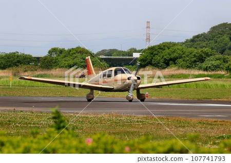 The wings go to the sky... It's more like a walk in the air ♪ Plane "Piper PA-28" heading for the runway 107741793