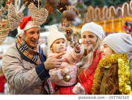 Family spending time at Christmas fair 107742320
