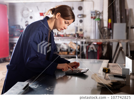 Workwoman making calculation Workwoman making calculation 107742825