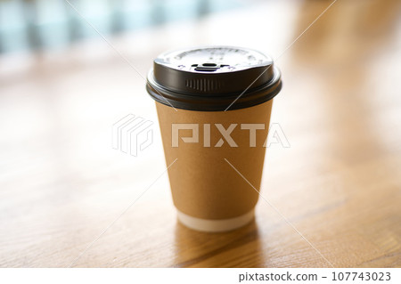 紙杯中的熱咖啡 107743023