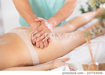 massage therapist doing a massage 107743048