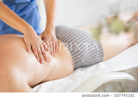 the client lies while the worker gives a massage 107743181