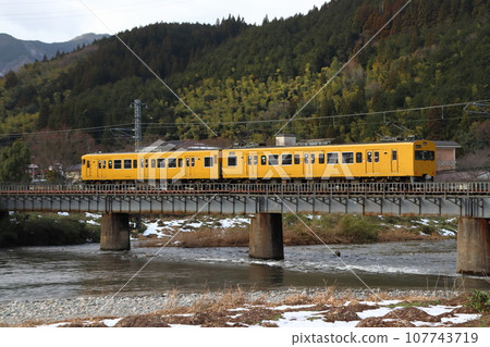 [JR-V]白備線115系（新見⇔米子） 107743719