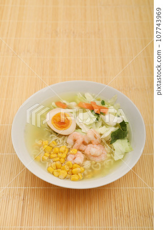 Salt ramen 107743969