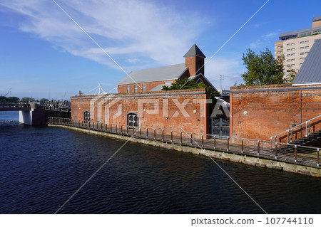 [Hokkaido] Exterior of Kanamori Red Brick Warehouse and seascape (Hakodate) 107744110