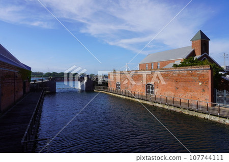 [Hokkaido] Exterior of Kanamori Red Brick Warehouse and seascape (Hakodate) 107744111