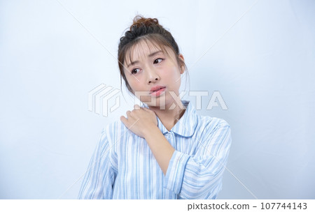 一個困惑的女人的形象 107744143