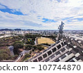 從姬路城主塔的高層可以看到姬路城下町的景色。 107744870