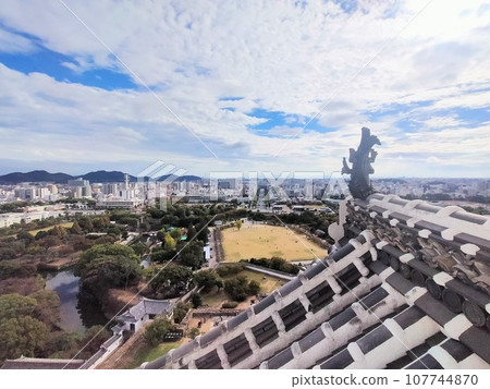 從姬路城主塔的高層可以看到姬路城下町的景色。 從姬路城主塔的高層可以看到姬路城下町的景色。 107744870