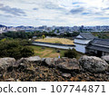 從姬路城主塔的高層可以看到姬路城下町的景色。 107744871