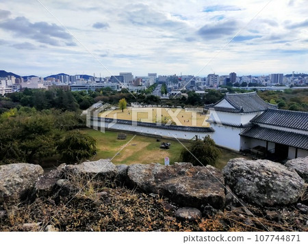 從姬路城主塔的高層可以看到姬路城下町的景色。 從姬路城主塔的高層可以看到姬路城下町的景色。 107744871