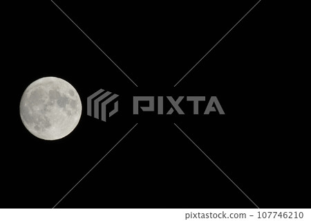 Hakushu-cho, Hokuto City, the moon shines in the night sky on the 14th night of September, moon age 13.1 107746210