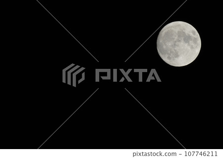 北斗市白州町，9月14日晚上，月亮在夜空中閃耀，月齡13.1 107746211