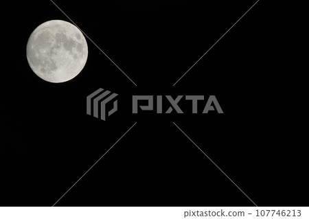 北斗市白州町，9月14日晚上，月亮在夜空中閃耀，月齡13.1 107746213