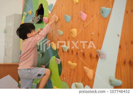 孩子享受抱石 107746452