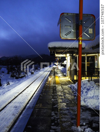 冬日早晨的雪鐵軌 107746587