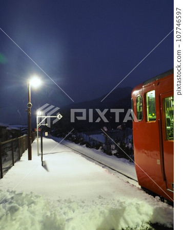 冬天的早晨,當地火車穿過雪地 冬天的早晨,當地火車穿過雪地 107746597