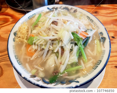 美味的擔面配上大量的蔬菜 107746850