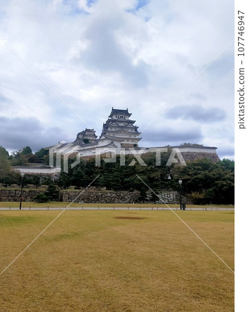 姬路城及其周圍的廣場、天空和雲彩 姬路城及其周圍的廣場、天空和雲彩 107746947