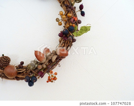 Autumn wreath part white background 107747028