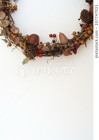 Autumn wreath part white background 107747031