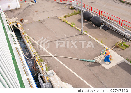 Wharf terminal, departure, rope handler adjusting the length of the hawser Wharf terminal, departure, rope handler adjusting the length of the hawser 107747160