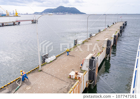 Wharf terminal, departure, rope handler adjusting the length of the hawser 107747161