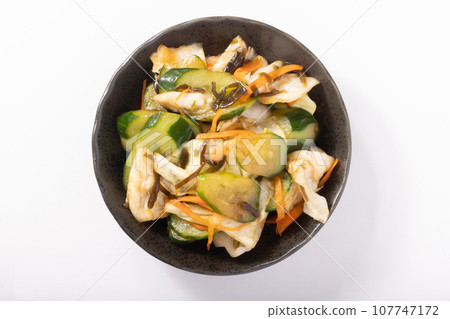 鹹海帶醃菜（小黃瓜、高麗菜、胡蘿蔔） 107747172