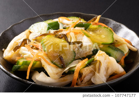 鹹海帶醃菜(小黃瓜、高麗菜、胡蘿蔔) 鹹海帶醃菜(小黃瓜、高麗菜、胡蘿蔔) 107747177
