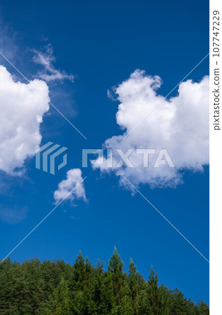 秋天的天空和山 107747229