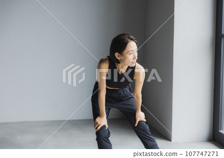 中年婦女在健身房伸展身體 中年婦女在健身房伸展身體 107747271