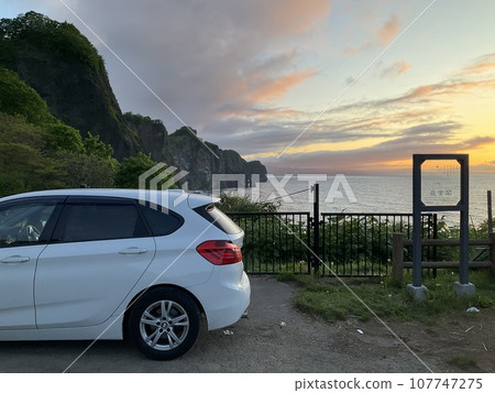 鮮紅色的夕陽和汽車 107747275