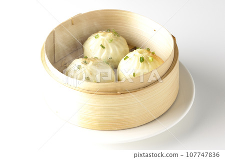 白色背景下蒸籠裡蒸著滾燙的小籠包的照片 白色背景下蒸籠裡蒸著滾燙的小籠包的照片 107747836