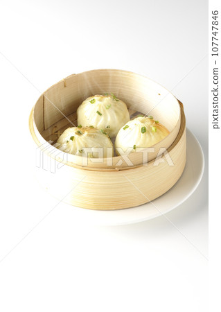 白色背景下蒸籠裡蒸著滾燙的小籠包的照片 白色背景下蒸籠裡蒸著滾燙的小籠包的照片 107747846