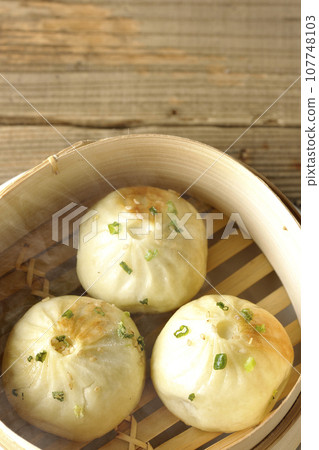 俯視蒸籠裡蒸著的熱氣騰騰的小籠包 俯視蒸籠裡蒸著的熱氣騰騰的小籠包 107748103