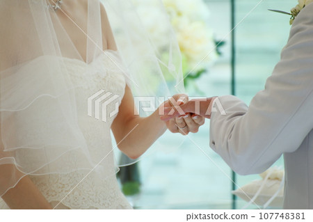 新郎戴著訂婚戒指 新郎戴著訂婚戒指 107748381