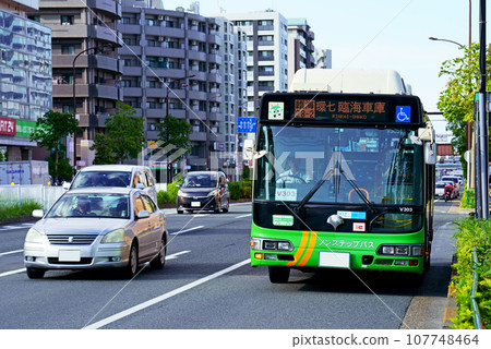 Toei bus (Hino/Blue Ribbon City) running on the busy Kannana Street 107748464