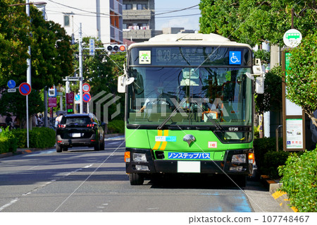 Close-up of Toei bus stopping at Namiki-dori bus stop (Mitsubishi Fuso Aerostar) Close-up of Toei bus stopping at Namiki-dori bus stop (Mitsubishi Fuso Aerostar) 107748467