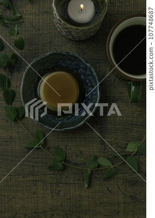 桌上列印咖啡、蠟燭和室內植物,垂直位置 桌上列印咖啡、蠟燭和室內植物,垂直位置 107748687