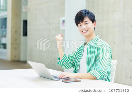 做膽量的大學生擺在 107751810