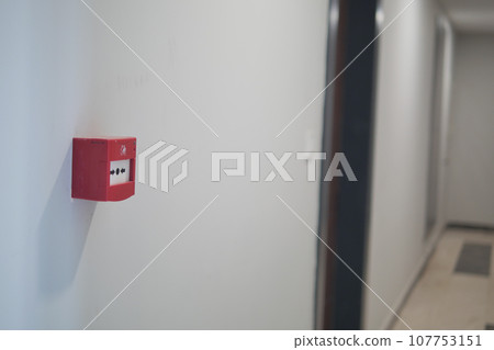 Red fire alarm button on wall , Red fire alarm button on wall , 107753151