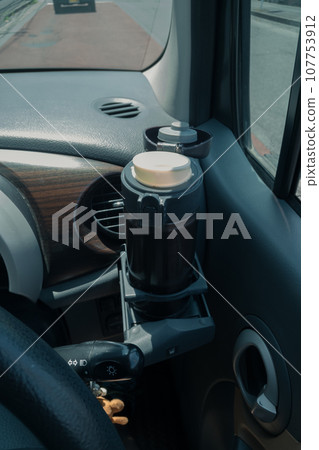 水瓶放置在汽車飲料架上 107753912